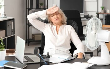 Quais são os fatores que influenciam na menopausa?