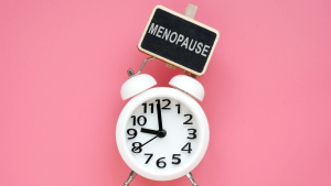 Quanto tempo dura a menopausa, com destaque para as fases do climatério, sintomas e cuidados essenciais para a saúde da mulher.